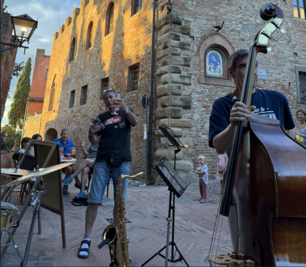 Spontanes Musizieren in den Gassen von Certaldo Alto
